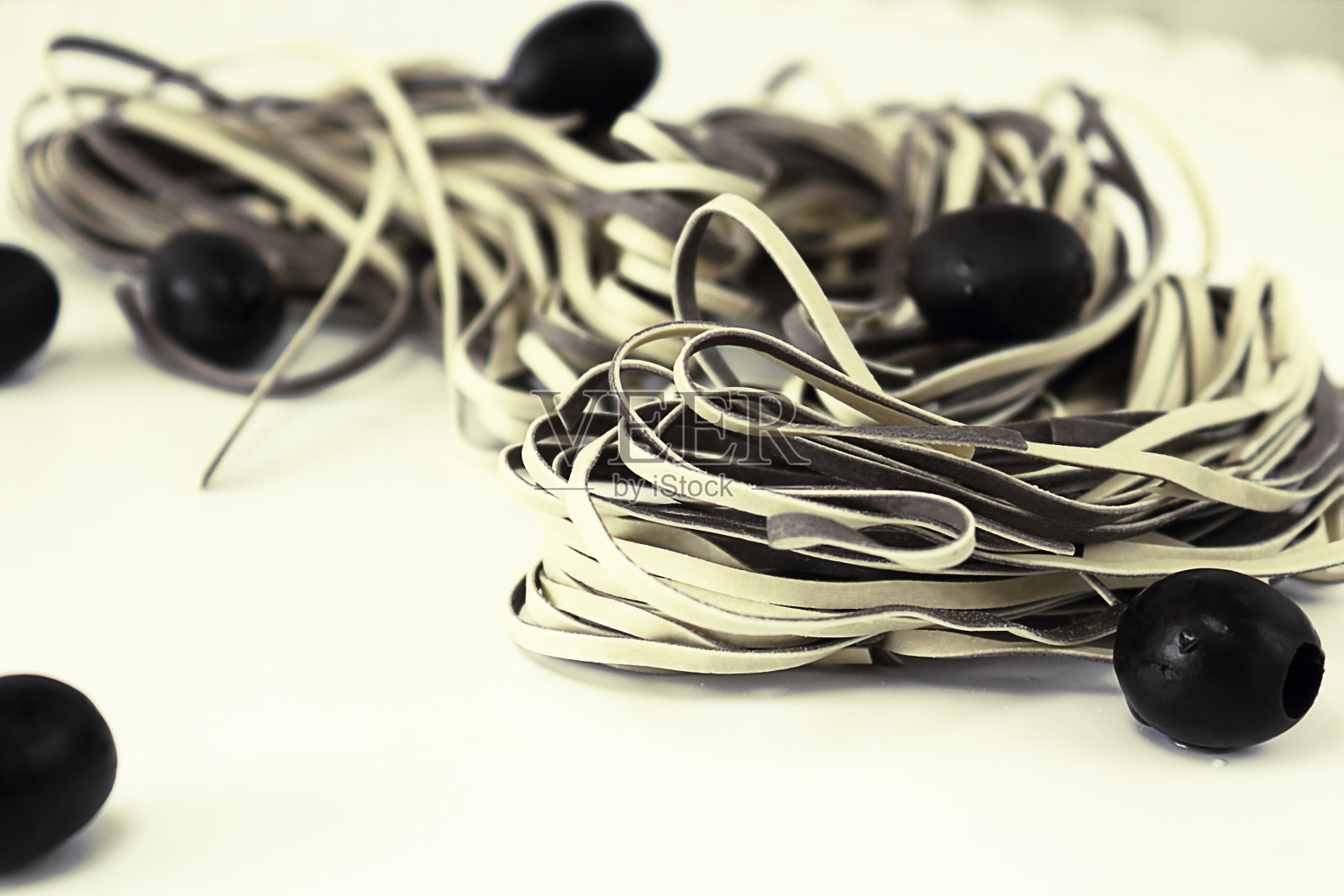 意大利宽面(来自宽面带),橄榄。最受欢迎的一种意大利面。看起来像意大利扁面。烹饪原料,选择性聚焦,特写。照片摄影图片