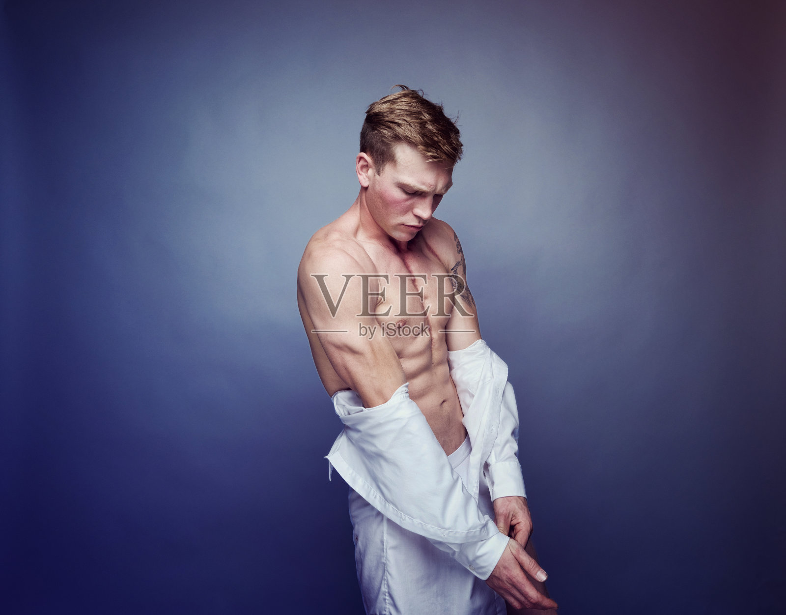 穿着白衬衫和内衣的帅哥照片摄影图片