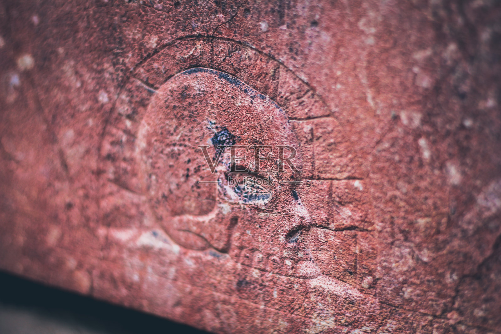 在古老的石头上雕刻头骨图像照片摄影图片