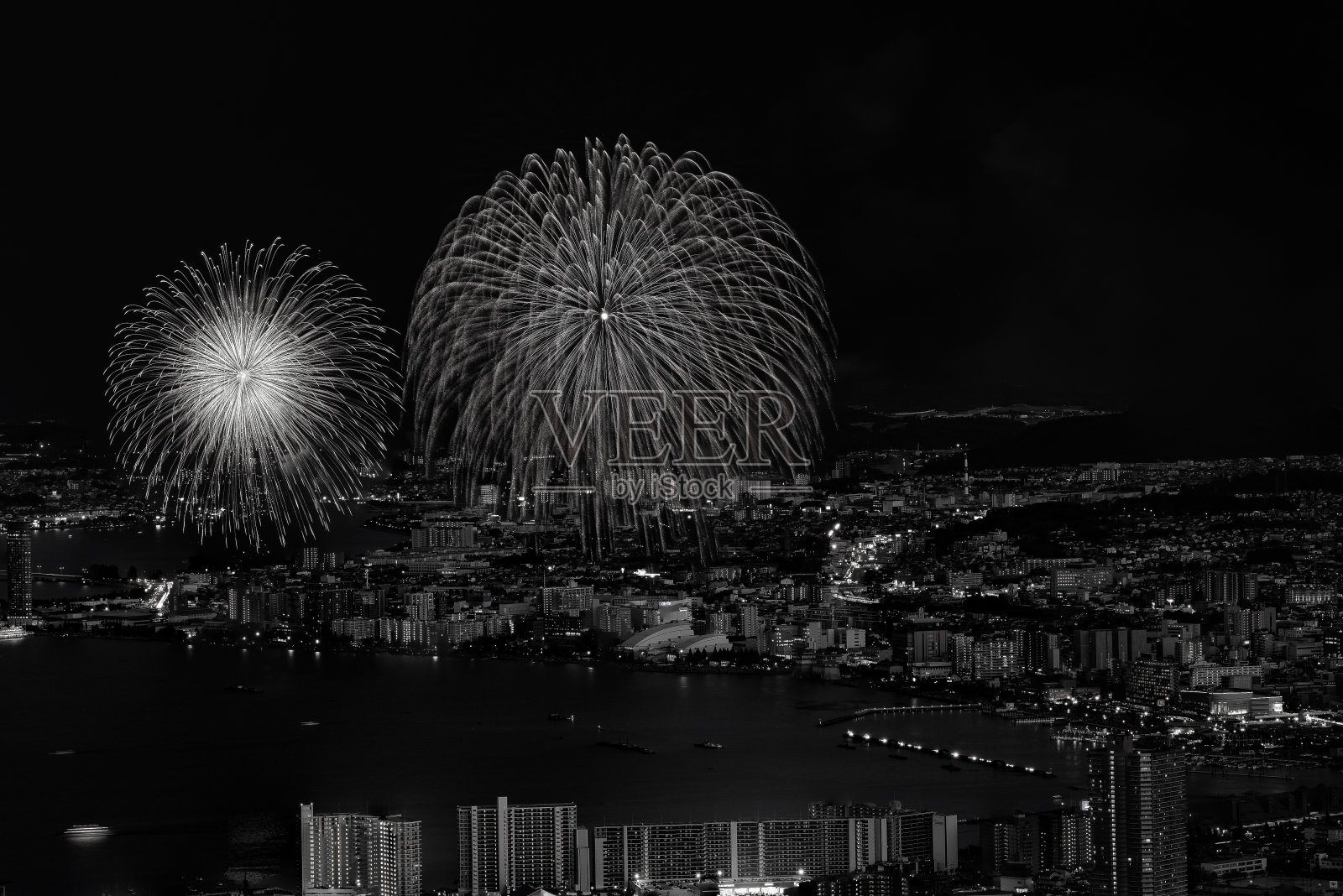 日本滋贺县大津市琵琶湖(Biwako)夏季烟花节。关西地区最大的烟火展。照片摄影图片