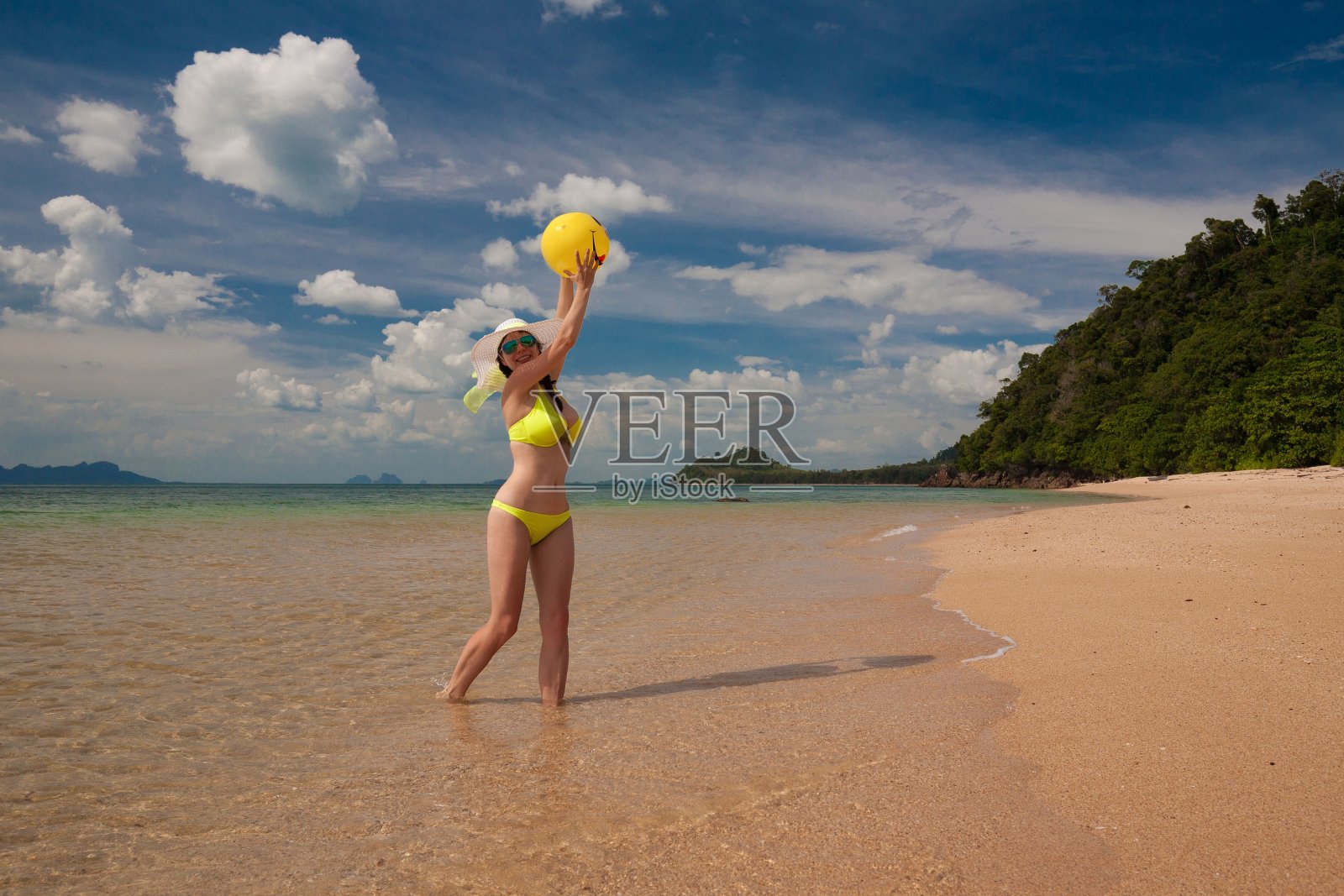 泰国。女人海,比基尼,帽子,棕褐色,有趣。Libong照片摄影图片