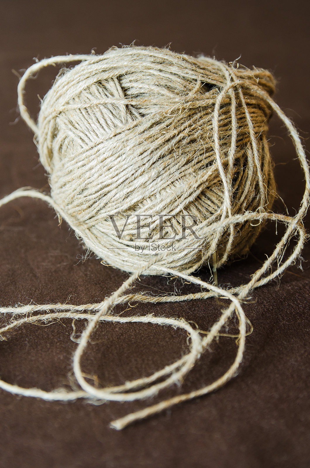 米色背景上的一束细绳。平躺照片摄影图片