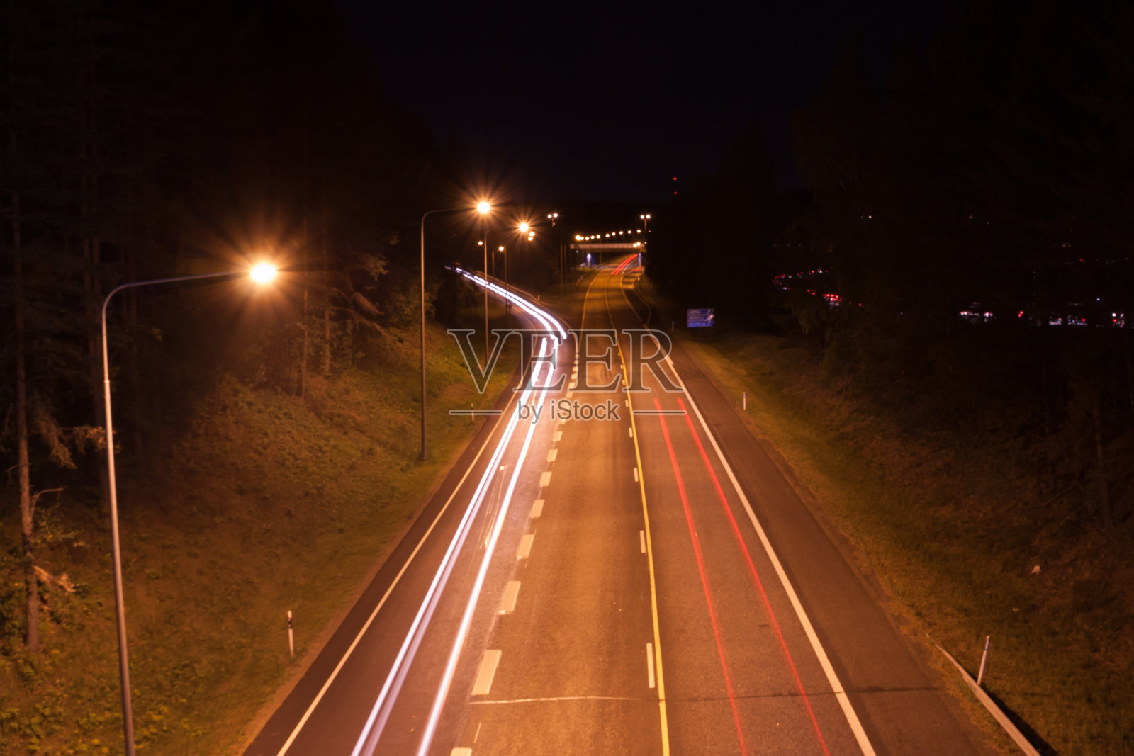长曝光照片的交通和模糊的痕迹,在芬兰的夜晚,俯视图。照片摄影图片