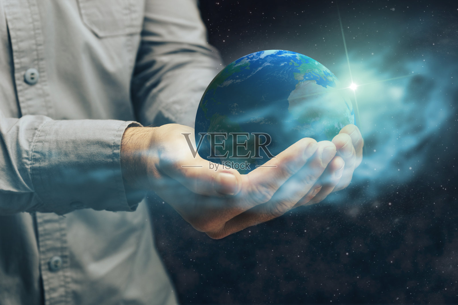 在人类手中和星云尘埃中保护我们的世界,混合媒体照片摄影图片