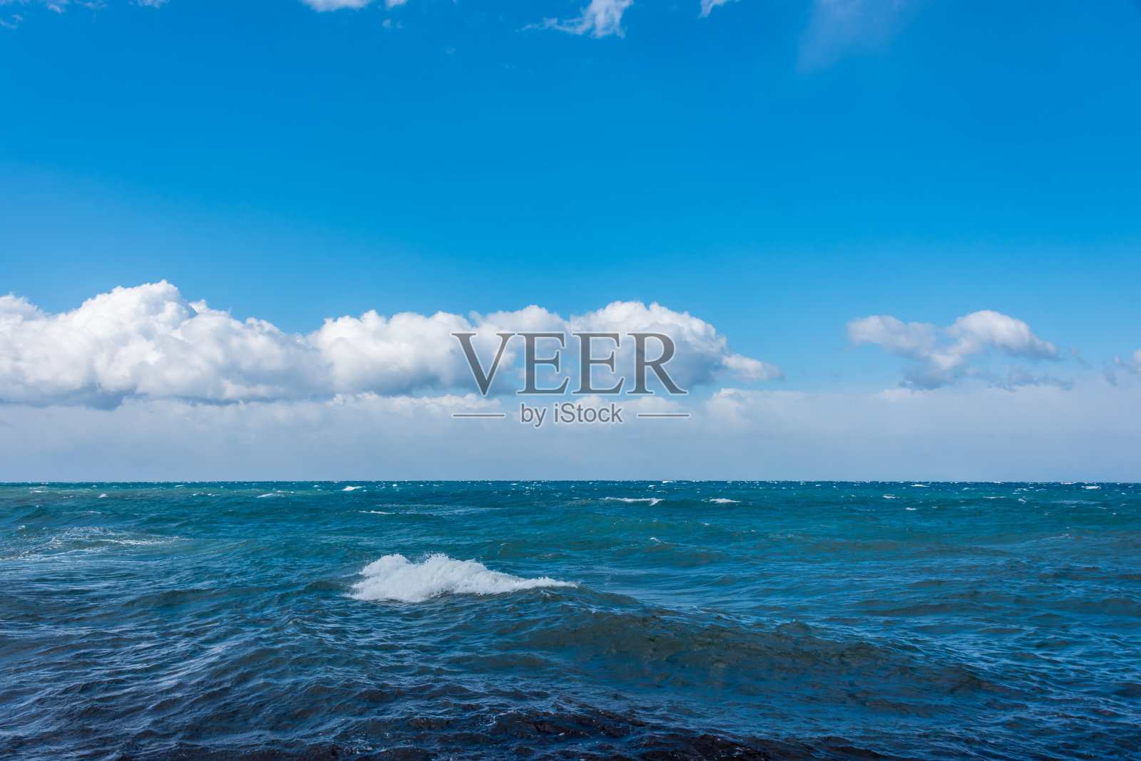 意大利南部地中海沿岸的一个有风的日子照片摄影图片