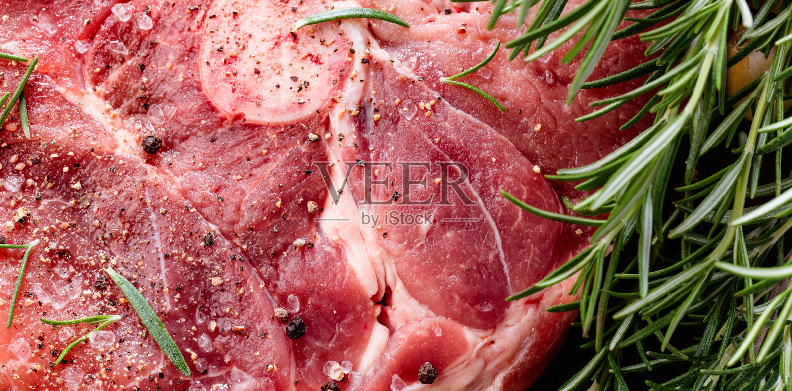 生猪肉加迷迭香,盐和胡椒。照片摄影图片