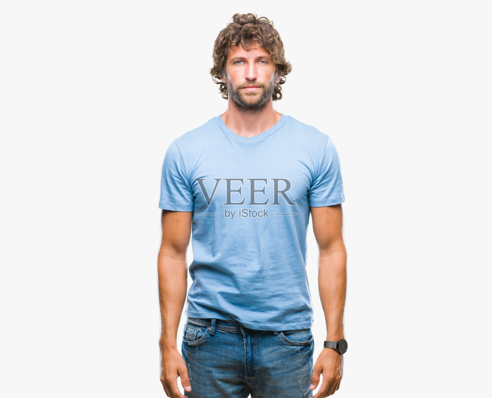 在隔离背景下表情严肃的英俊西班牙裔男模特,直视镜头照片摄影图片