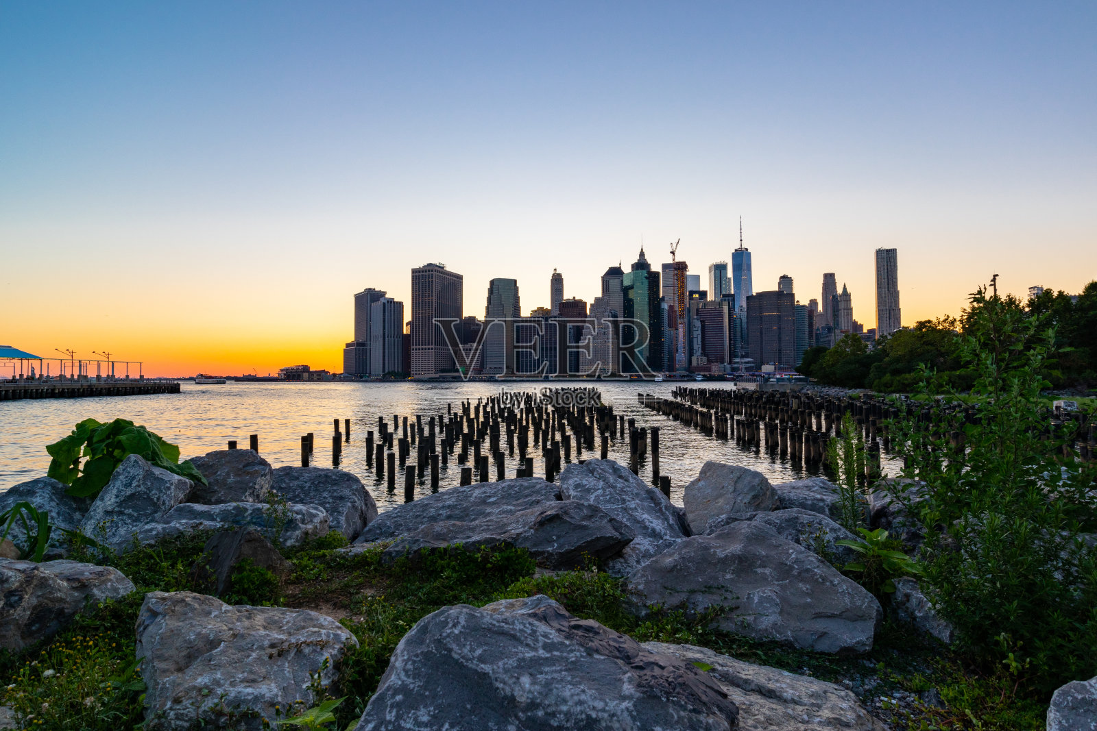 日落在曼哈顿-从布鲁克林公园看照片摄影图片