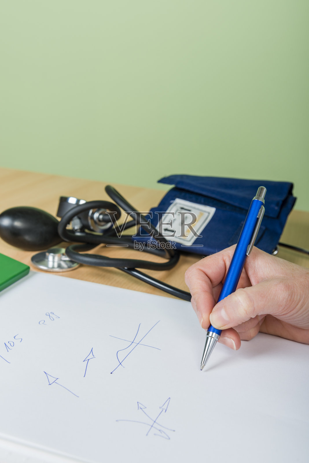 女医生记录病人资料照片摄影图片