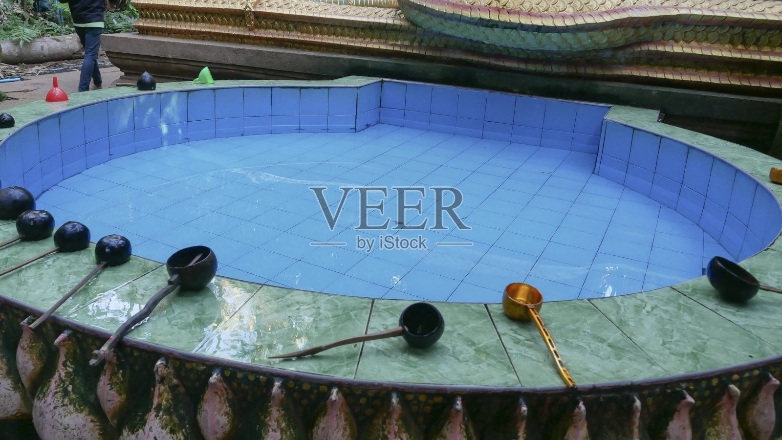 根据泰国人乌东他尼的信仰,在康查诺森林的池塘边缘放置了许多神圣的池塘和水碗。照片摄影图片