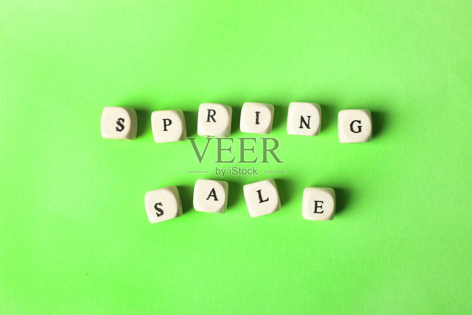 亮绿色背景上刻有“春季大甩卖”字样照片摄影图片
