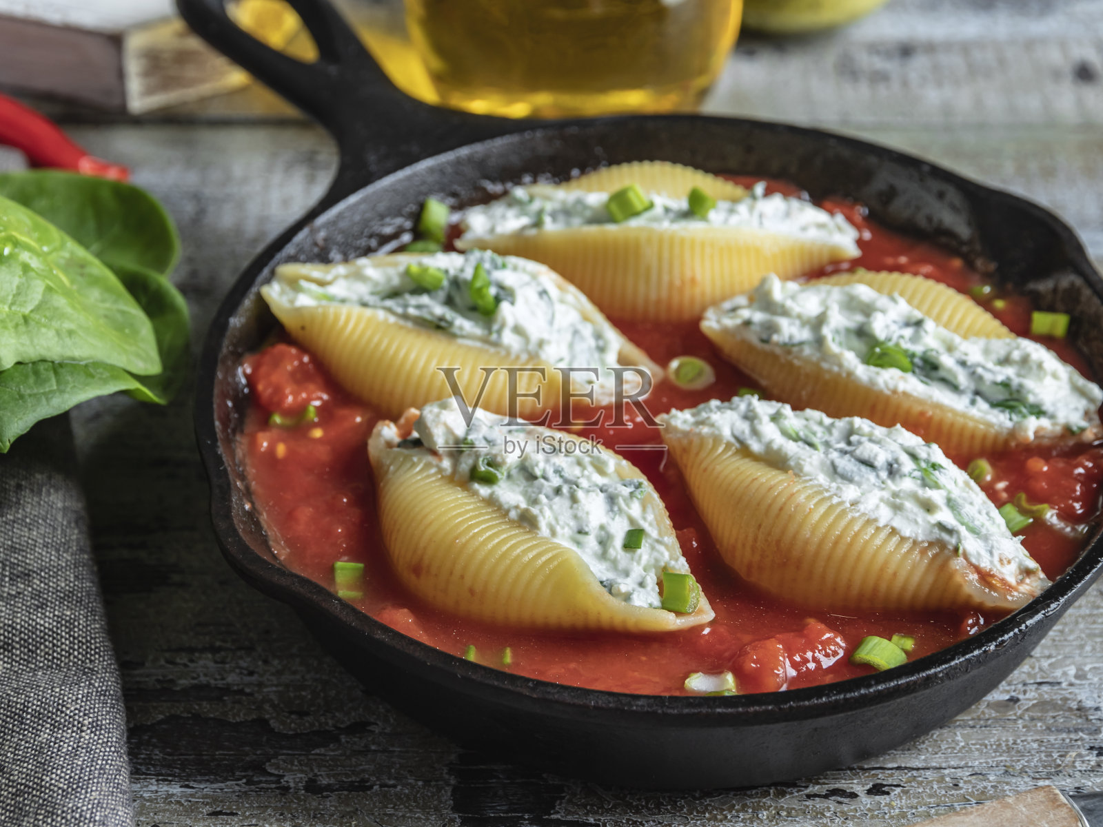 煮熟的海螺馅菠菜,芝士,番茄酱照片摄影图片