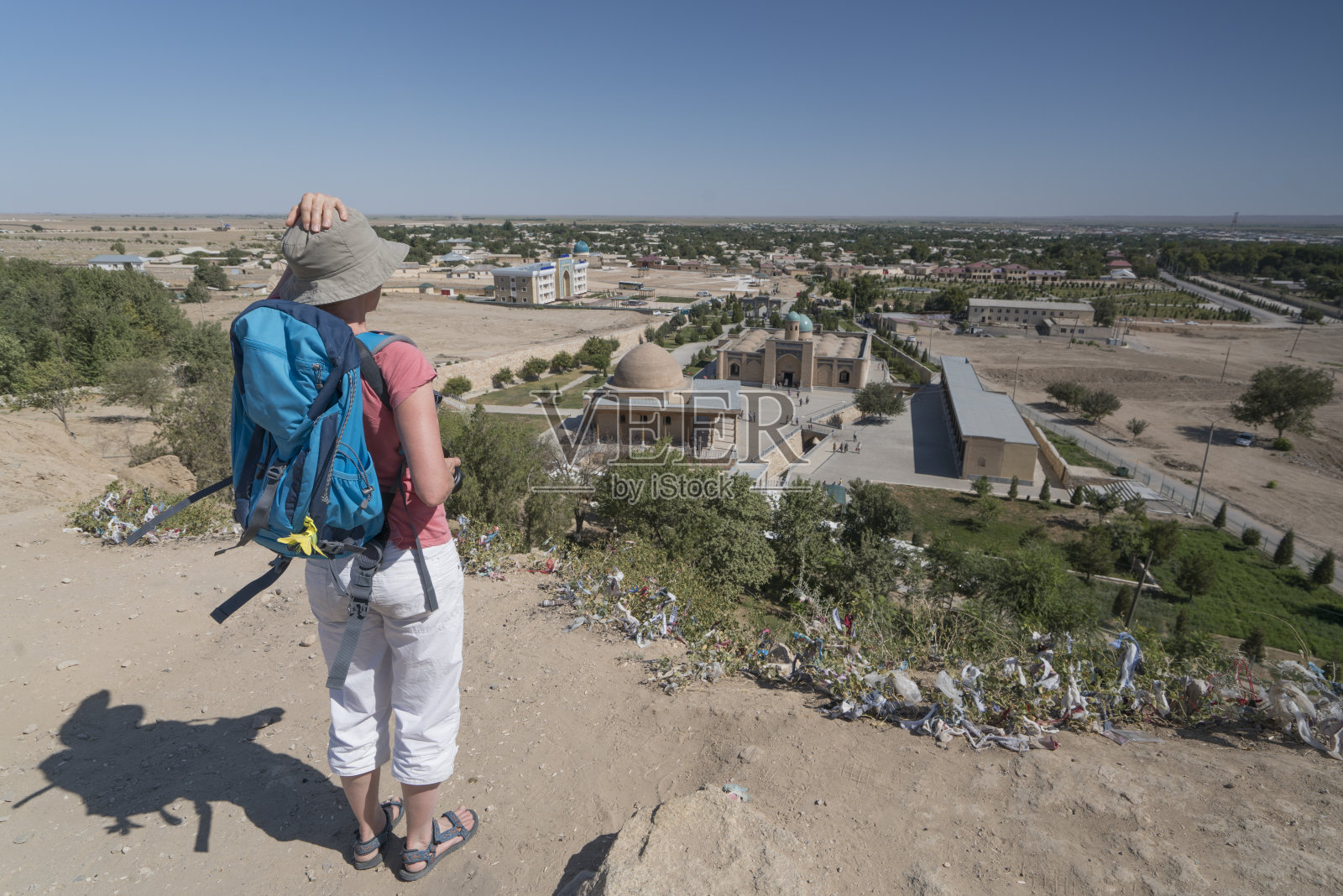 年长妇女从努尔堡看到努尔塔镇在乌兹别克斯坦照片摄影图片