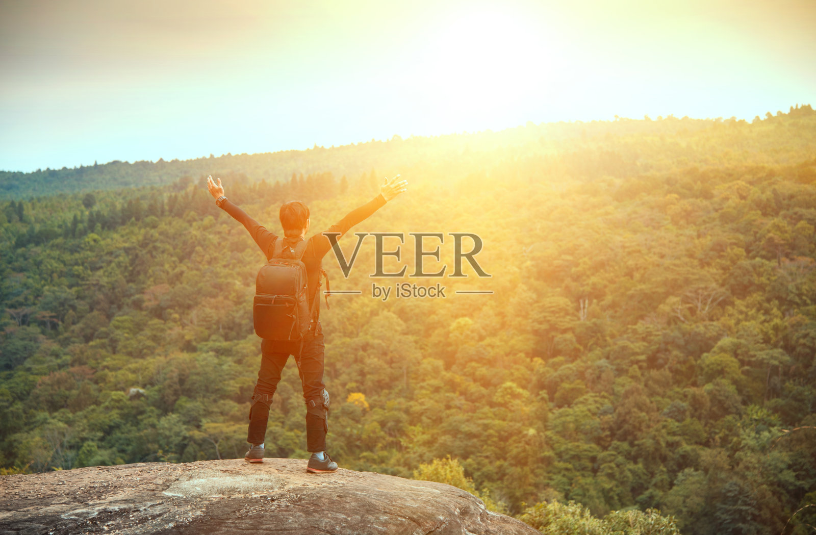 人们举起手臂感谢上帝。照片摄影图片