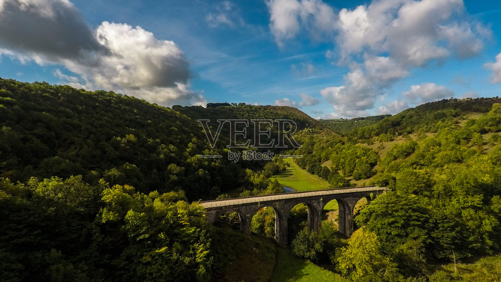 令人惊叹的高架桥鸟瞰图,位于英国贝克韦尔的皮克区国家公园照片摄影图片