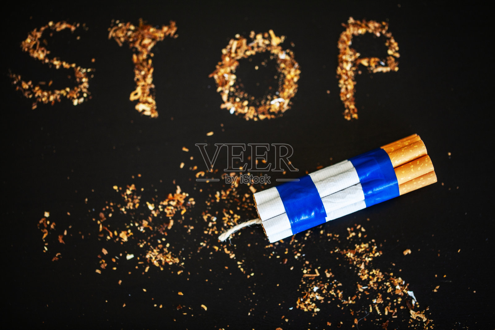 停止吸烟概念的背景与破香烟。堆香烟。禁止吸烟照片摄影图片