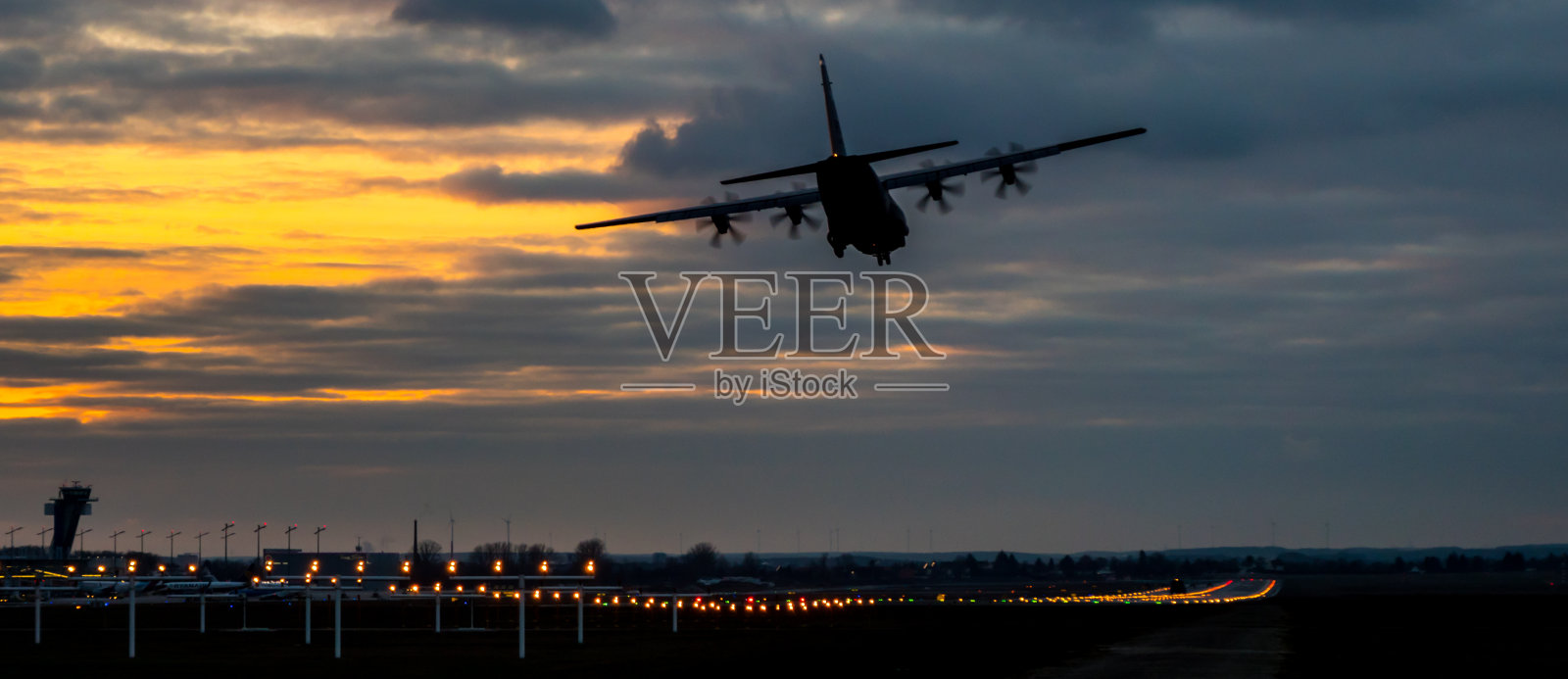 军用运输机正在着陆照片摄影图片