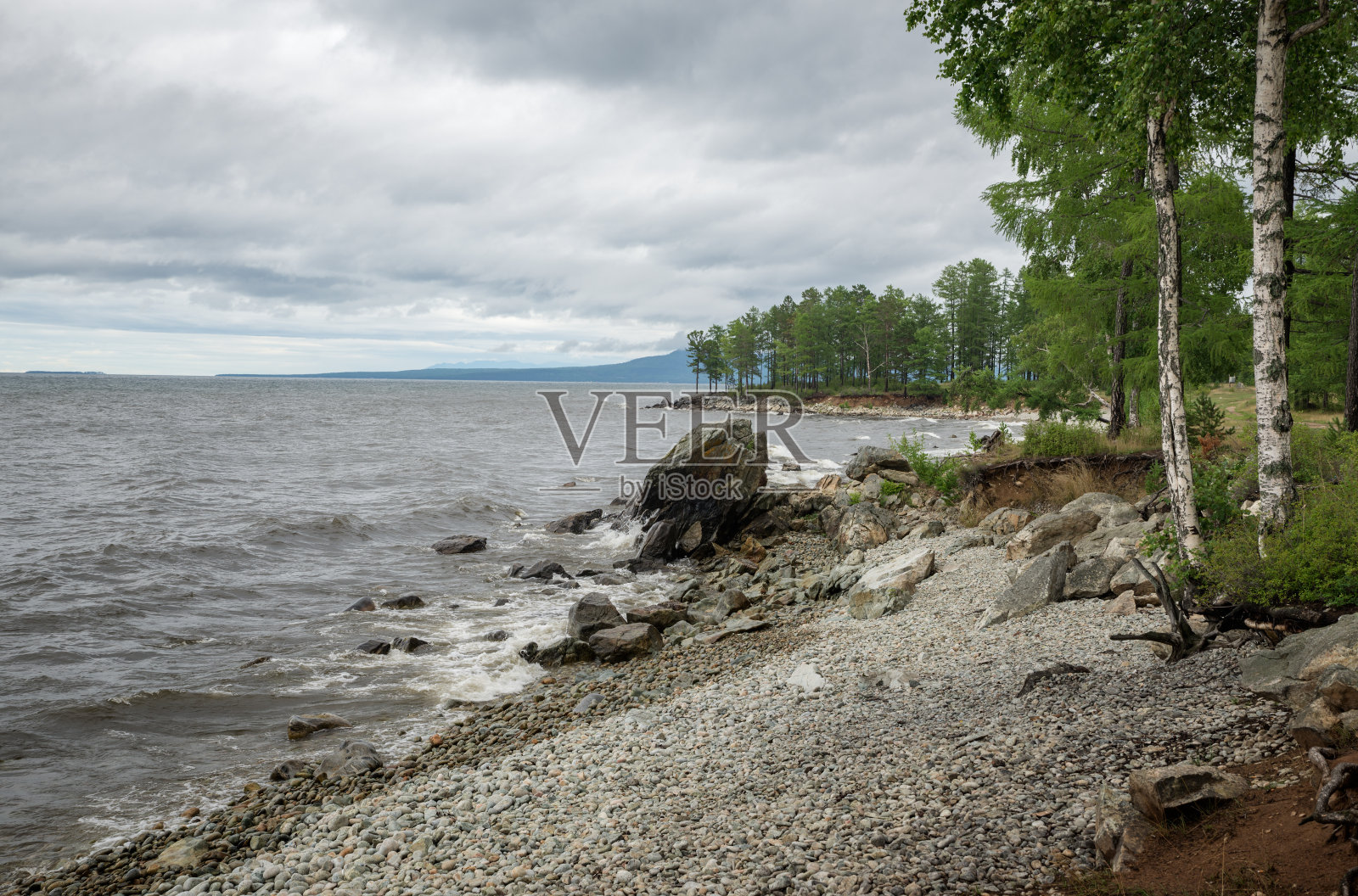 多云天气中的贝加尔湖岸边照片摄影图片