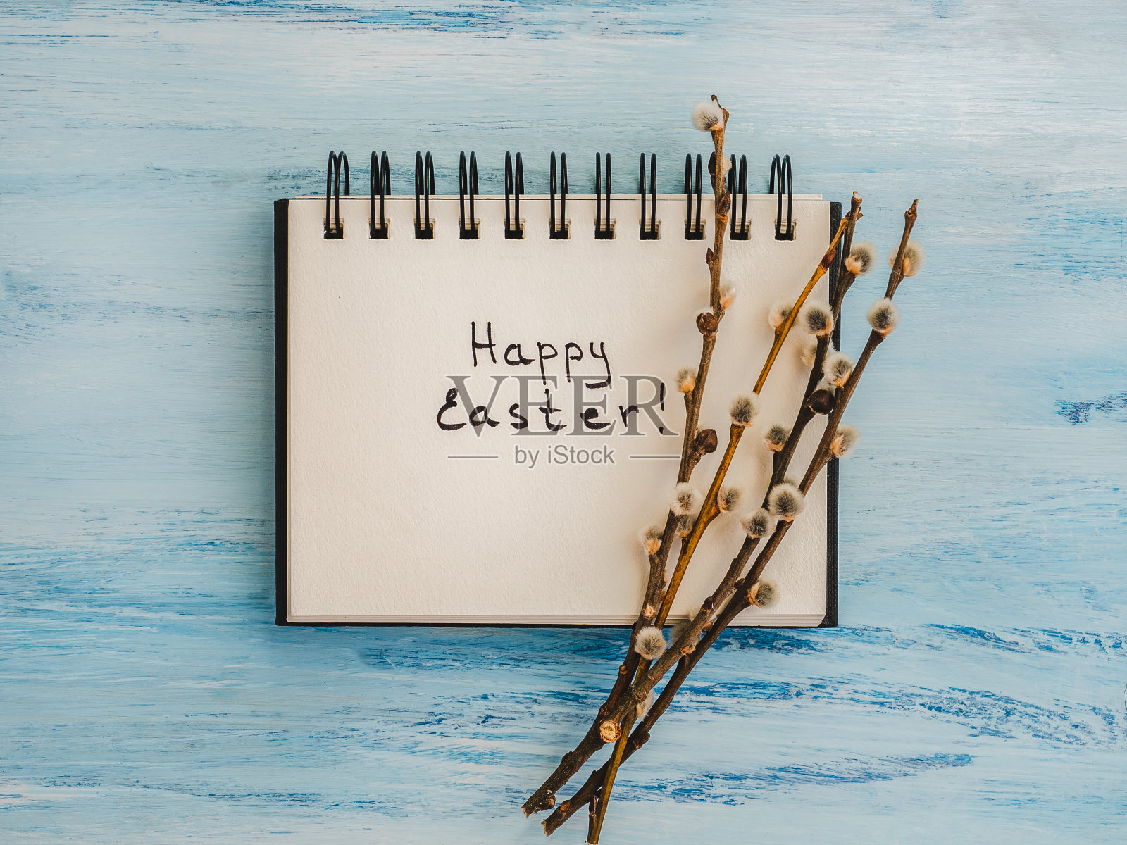 在蓝色背景上涂上鲜艳颜色的复活节彩蛋照片摄影图片