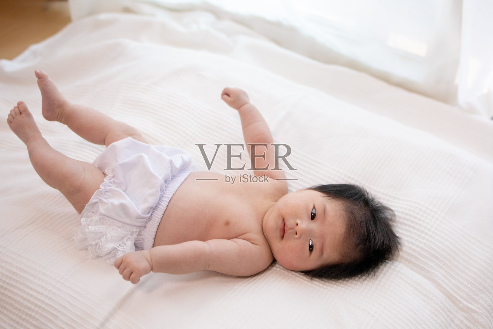 小女孩躺在客厅里照片摄影图片