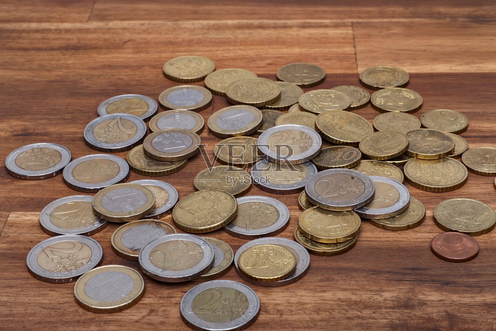 欧元硬币放在桌上,孤立在桌上照片摄影图片