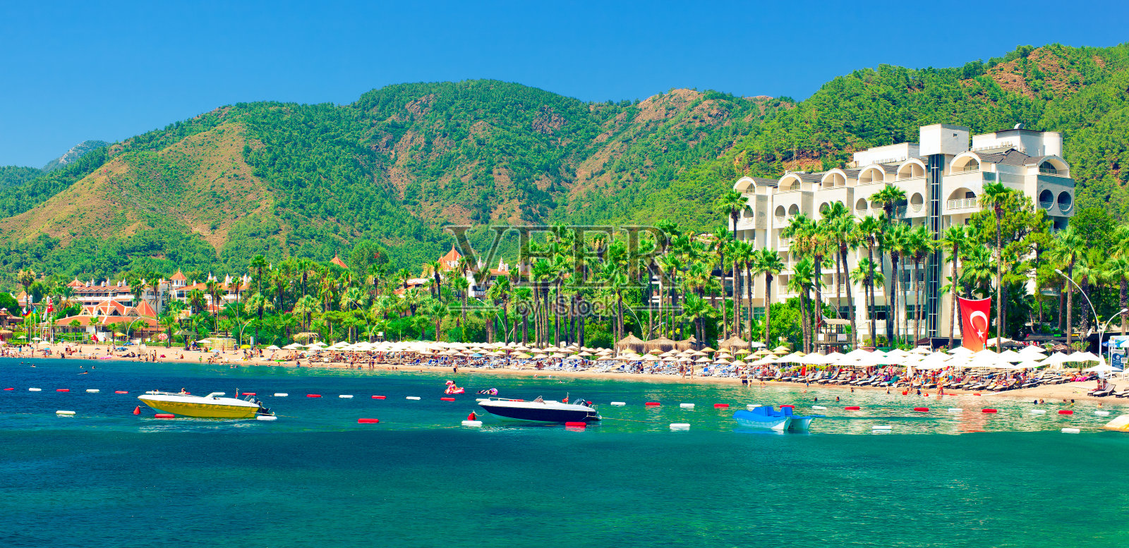 阳光明媚的地中海海岸景色照片摄影图片