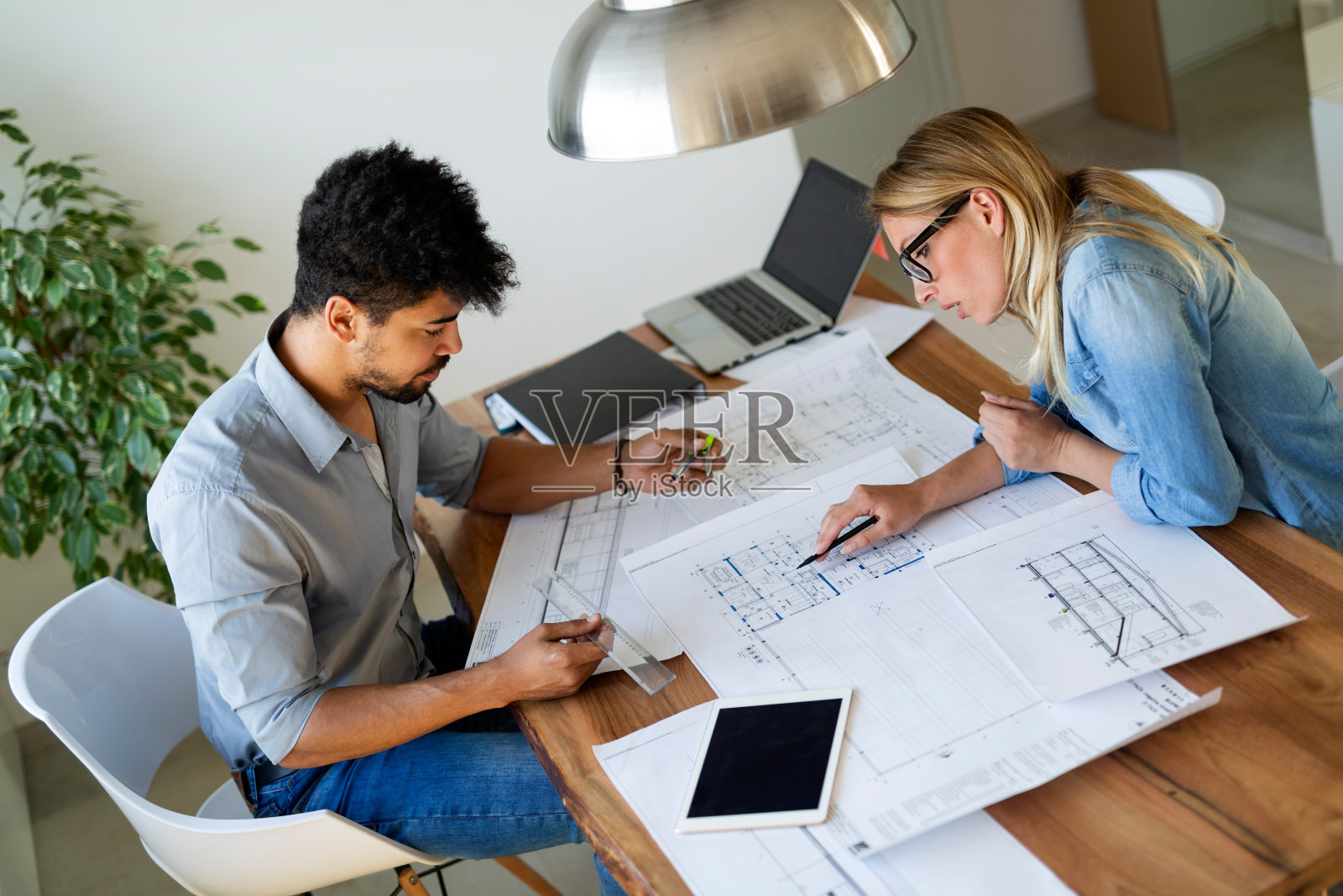 在商务办公室使用平板电脑的同事照片摄影图片