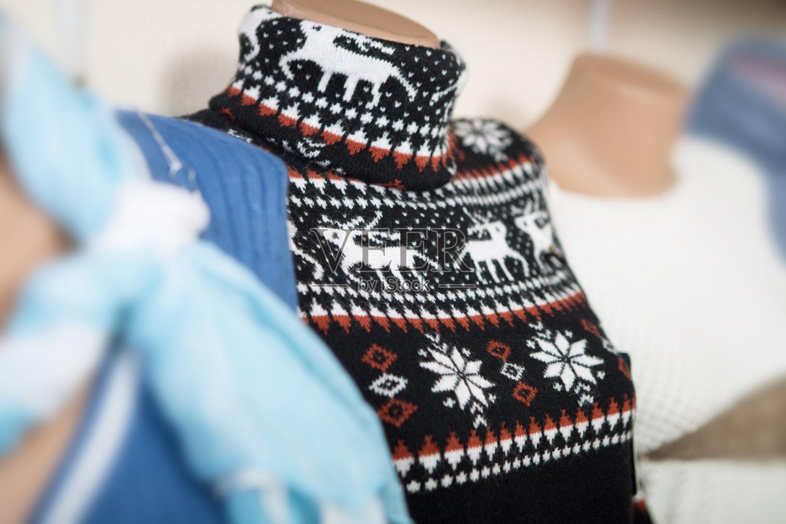 商店里的模特穿着驯鹿毛衣照片摄影图片