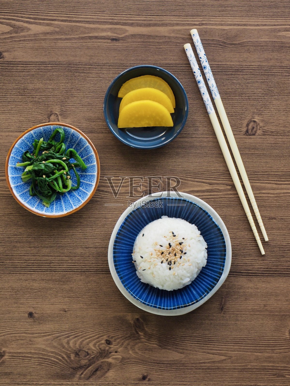 白米、菠菜、腌萝卜照片摄影图片