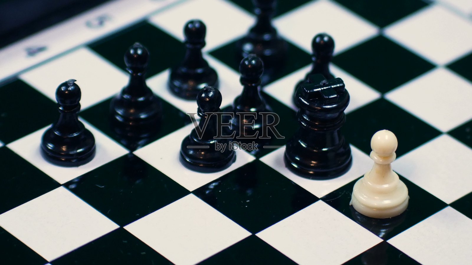 白棋子和黑棋子排成一排,这是代表融合、暴力和种族主义问题的理想画面照片摄影图片