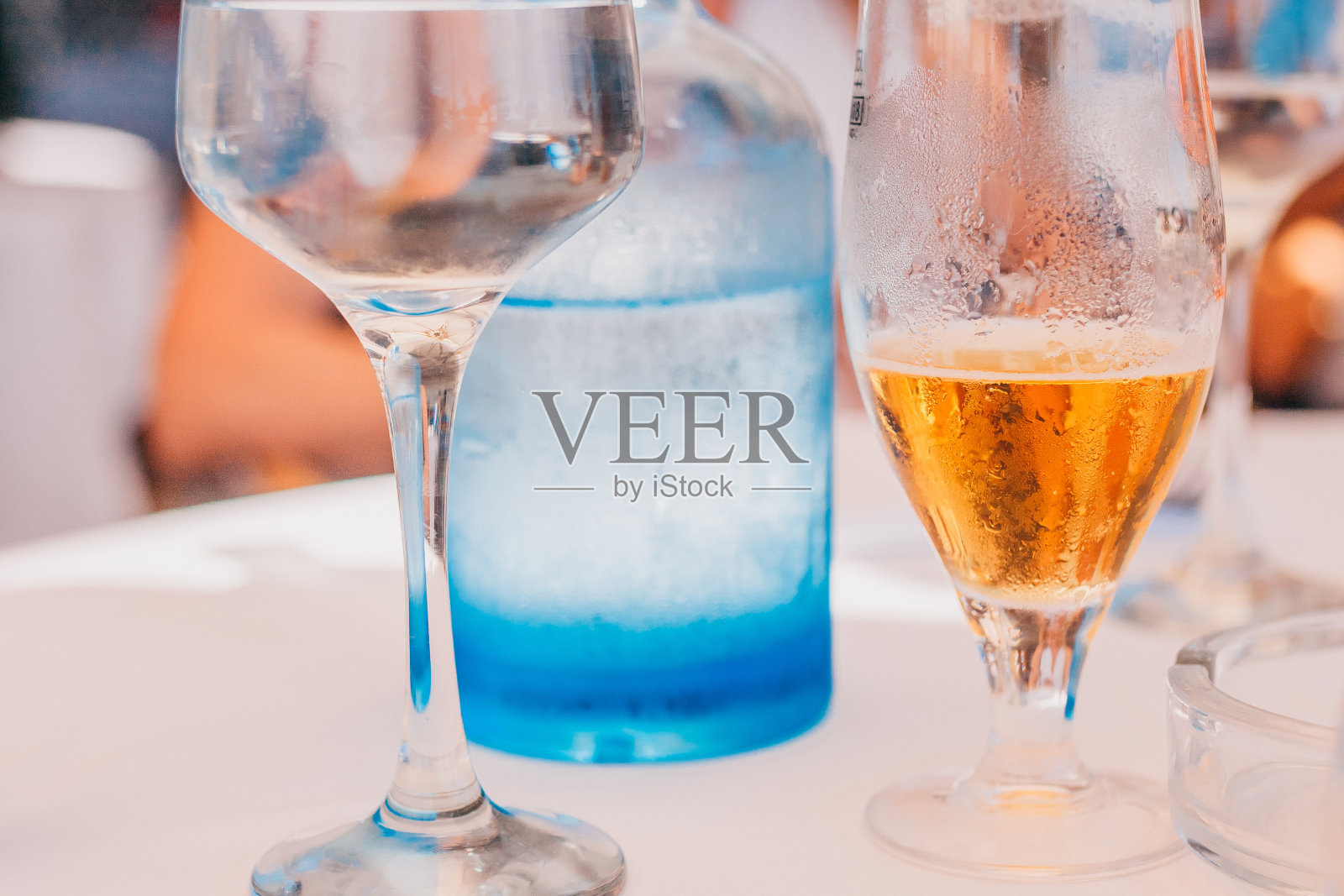 一瓶冷水,桌上放着一杯冰啤酒照片摄影图片