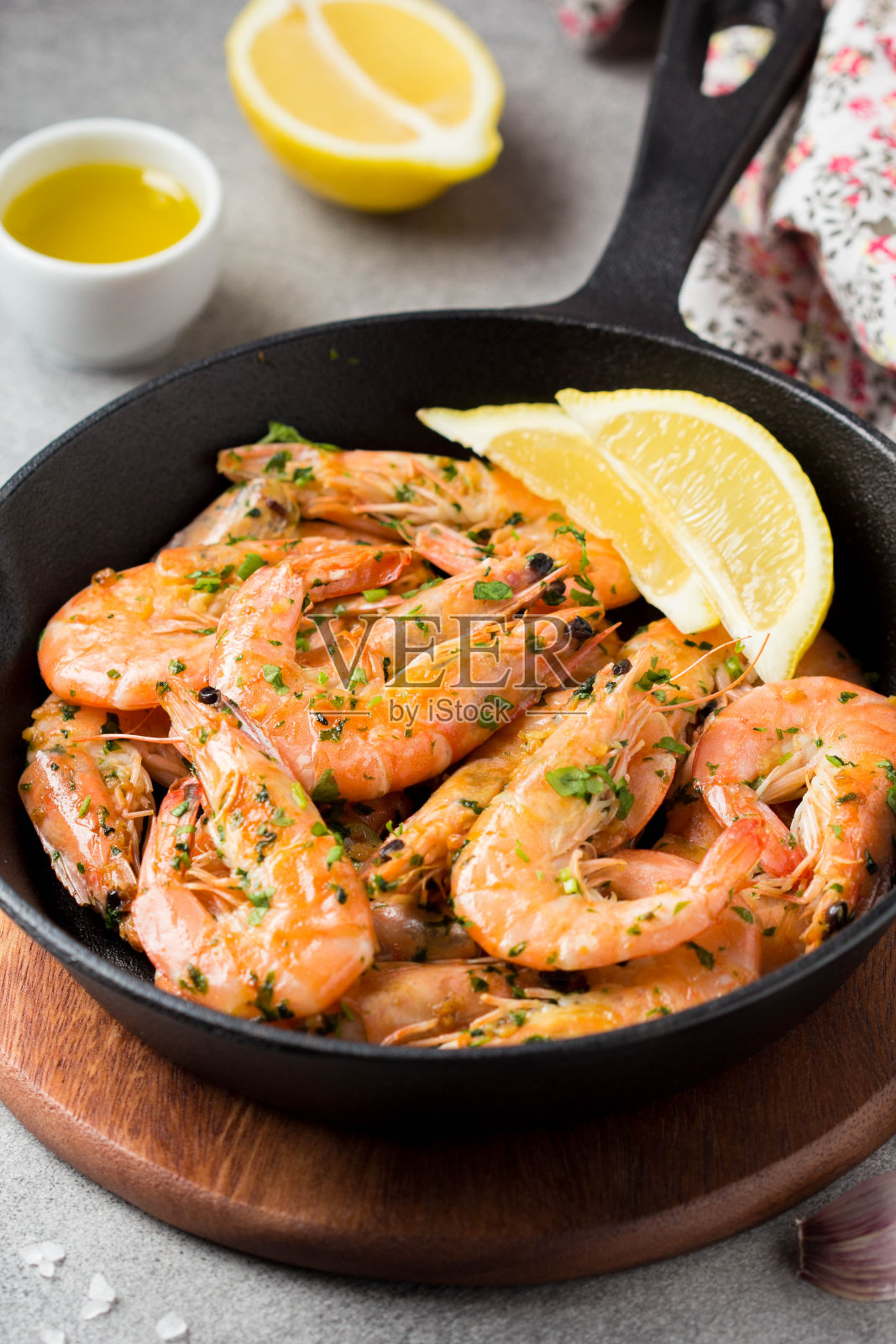 用香菜、香菜、蒜和油将带壳的虾仁炒匀。美味的地中海美食,素食,健康的蛋白质照片摄影图片