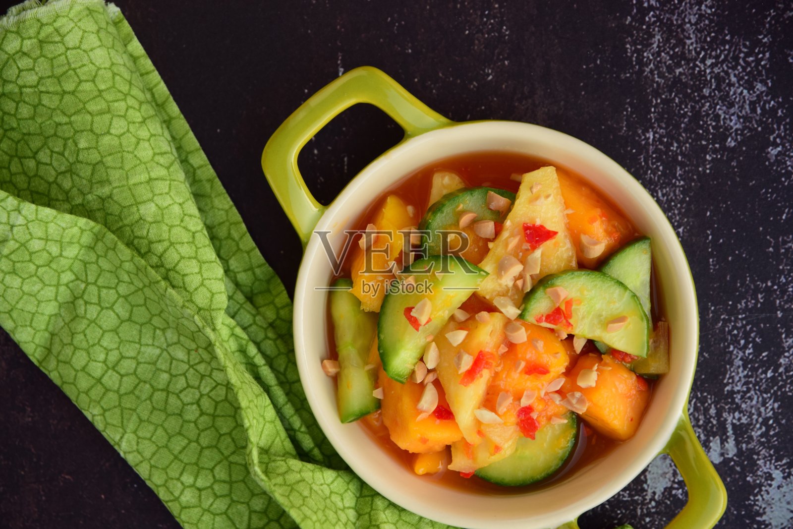 亚洲茂物,热带果脯;芒果、木瓜、黄瓜、菠萝的酸甜辣酱。撒上花生照片摄影图片