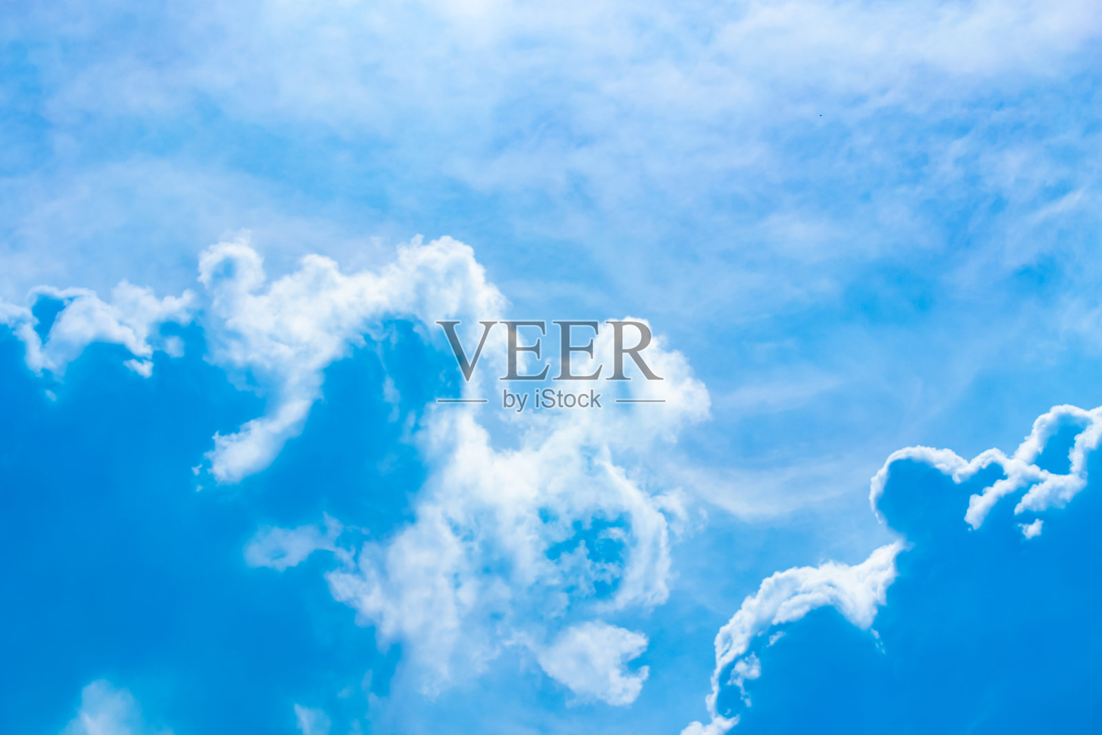 蓝色的背景和夏天的小云。照片摄影图片