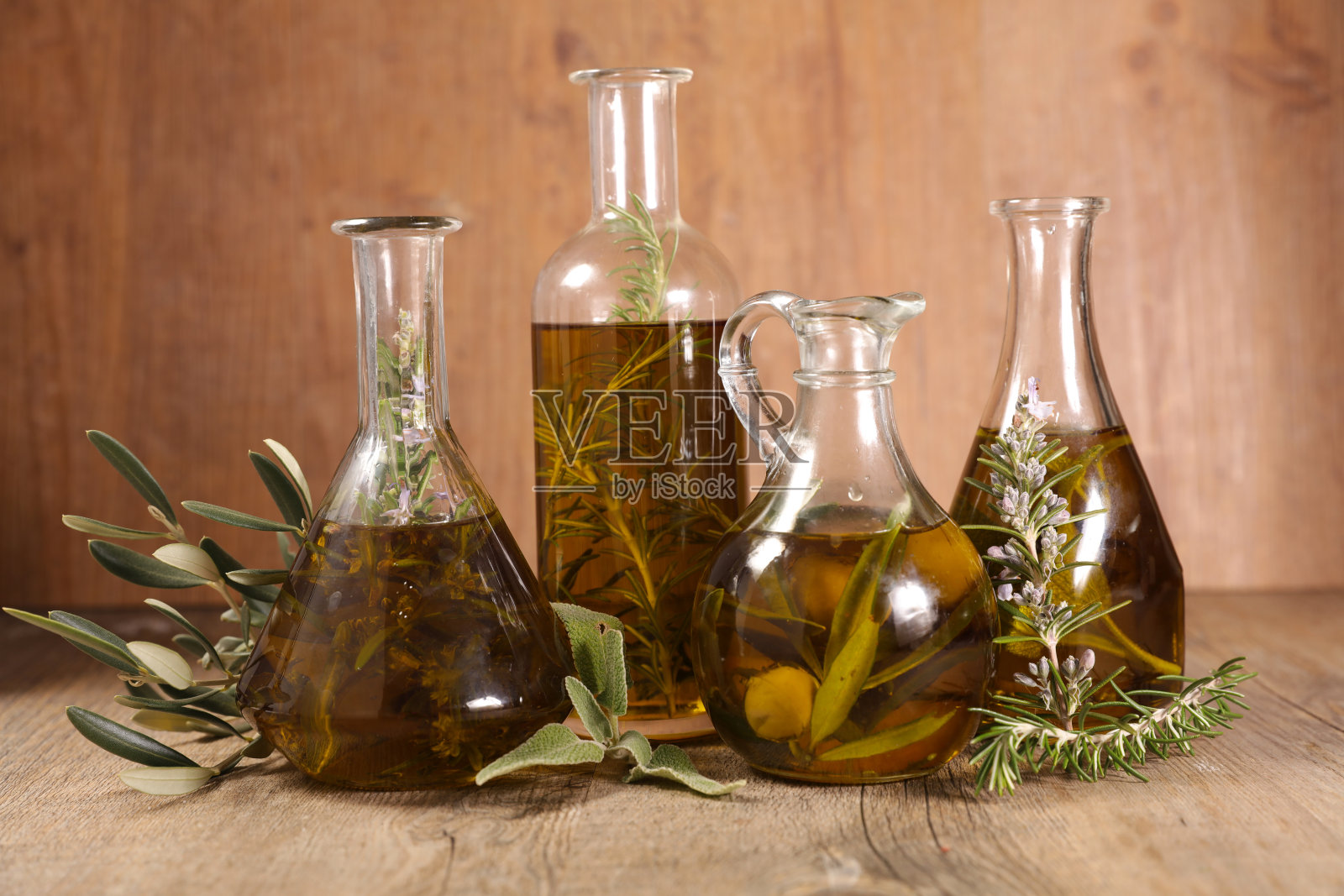 油瓶和叶子照片摄影图片