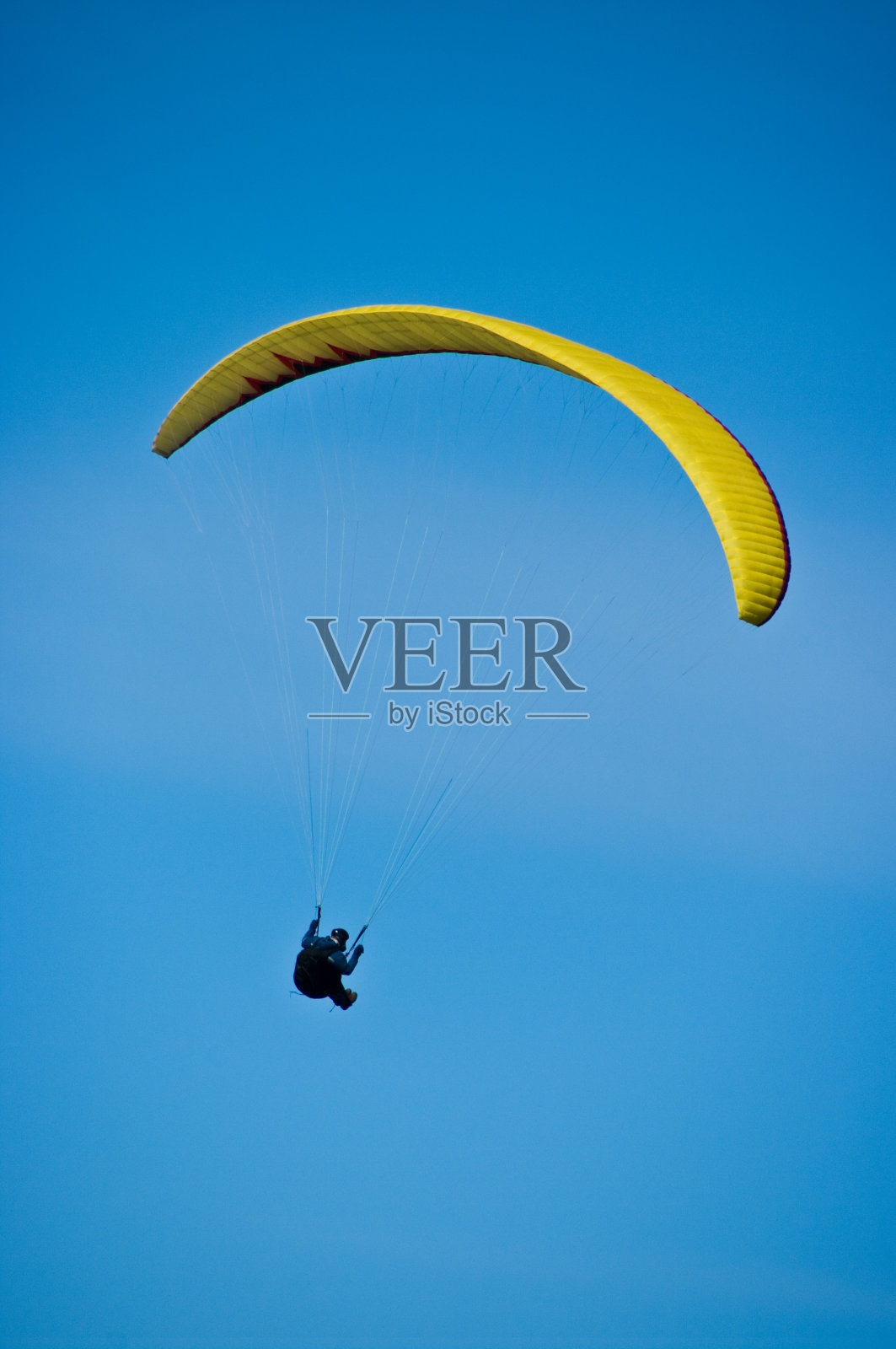 蓝天下的滑翔伞照片摄影图片