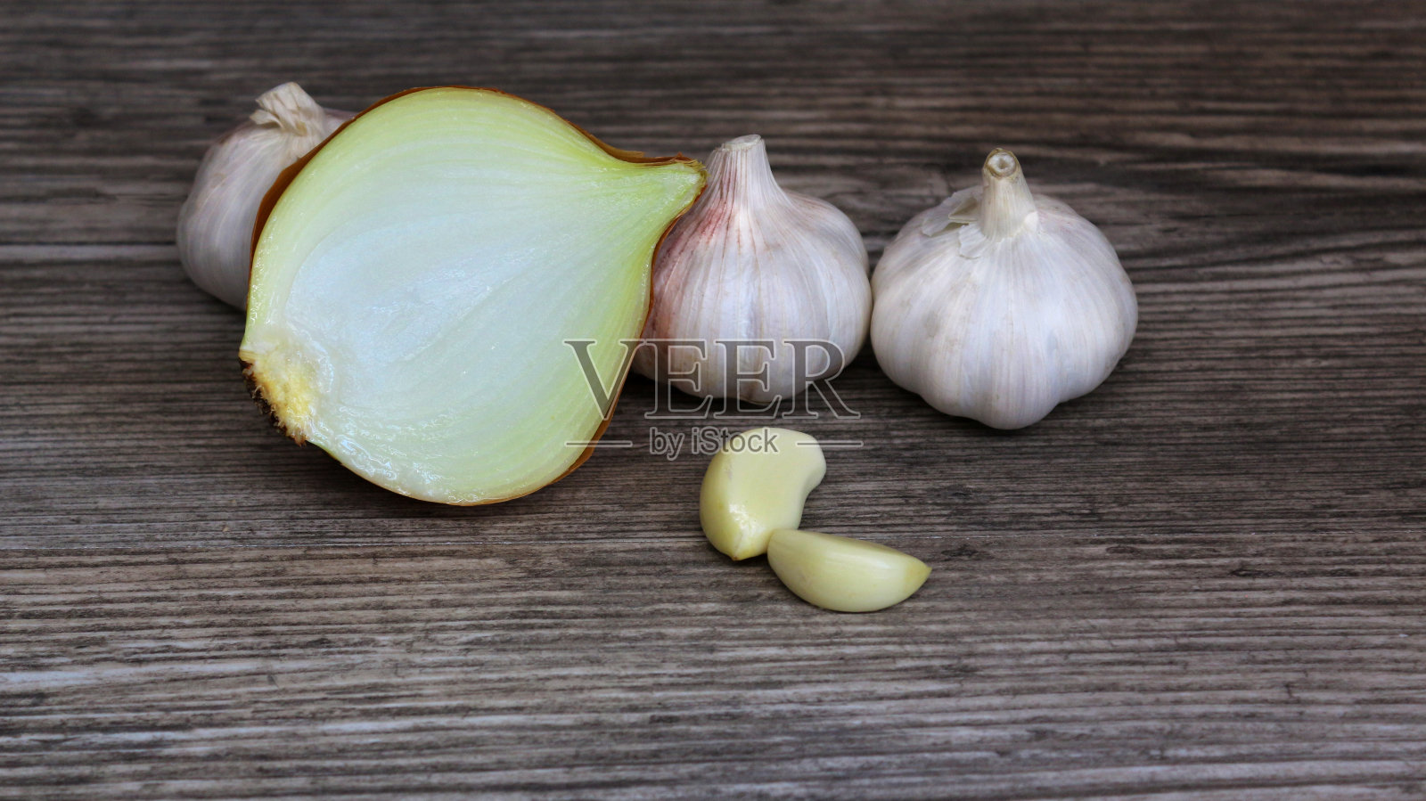 在木桌上放大蒜和洋葱照片摄影图片