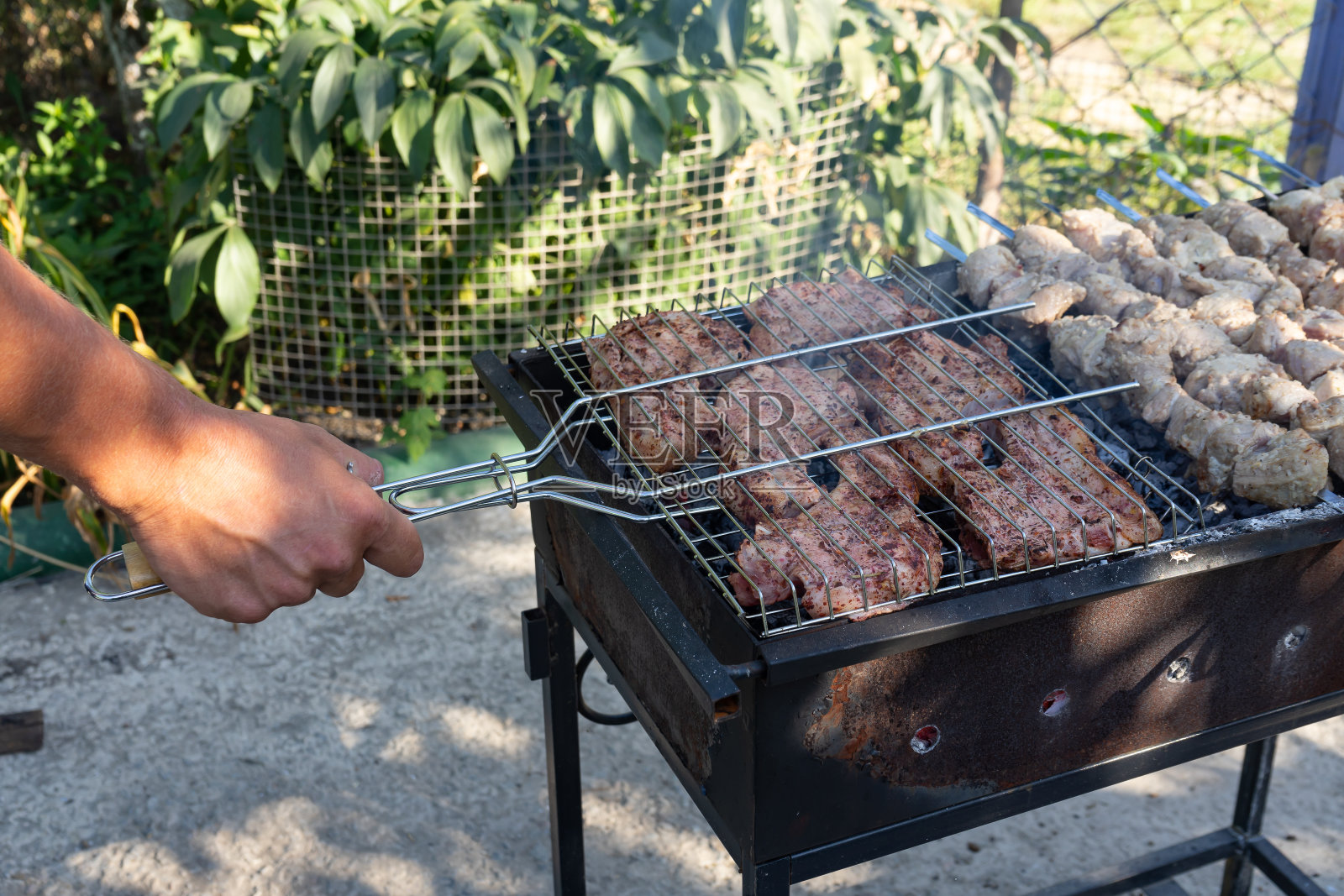 在烤架上烧烤。在烤架上烤肉。照片摄影图片