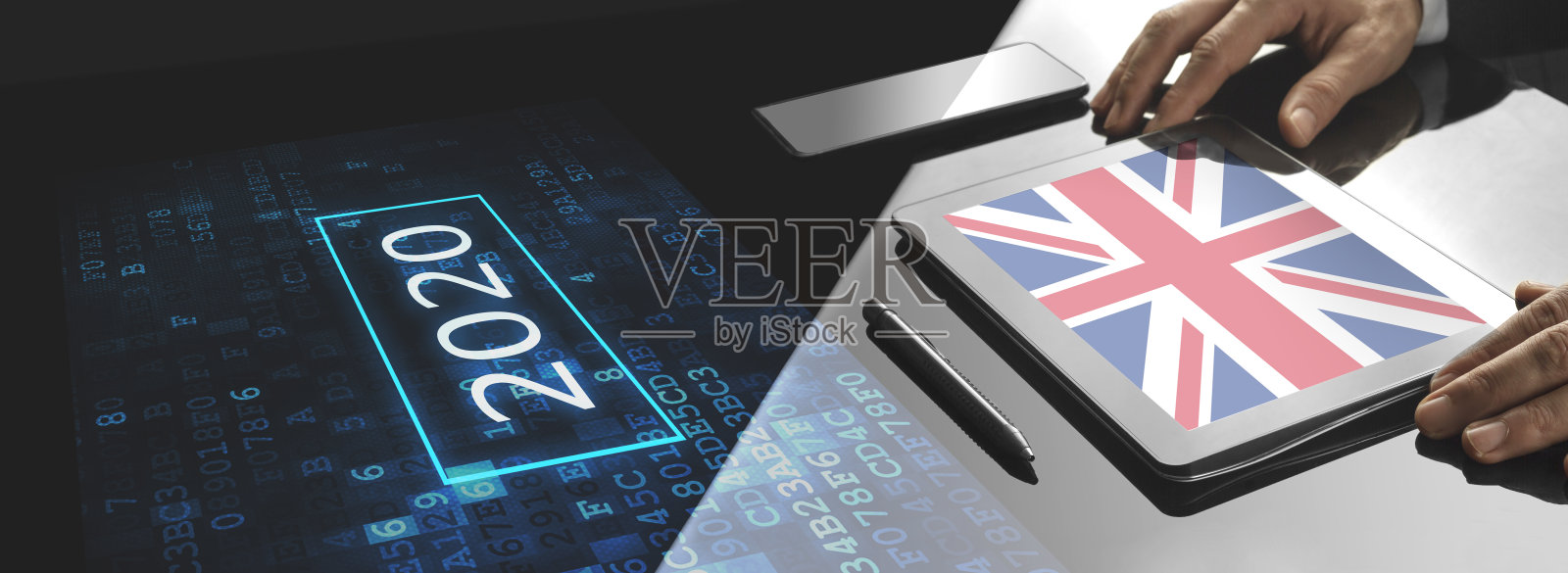 用屏幕技术在办公室工作的商人照片摄影图片