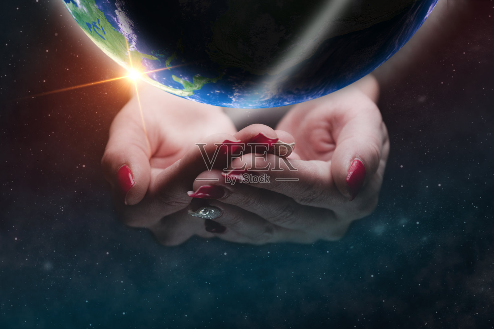 女性之手守护世界与星云尘埃混合媒体照片摄影图片