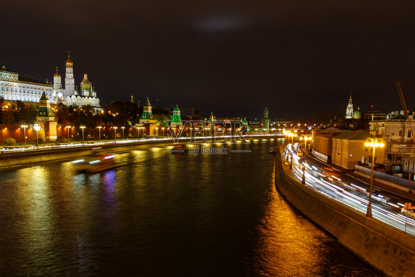 莫斯科河在夜间与莫斯科克里姆林宫附近的照明。莫斯科历史中心景观照片摄影图片