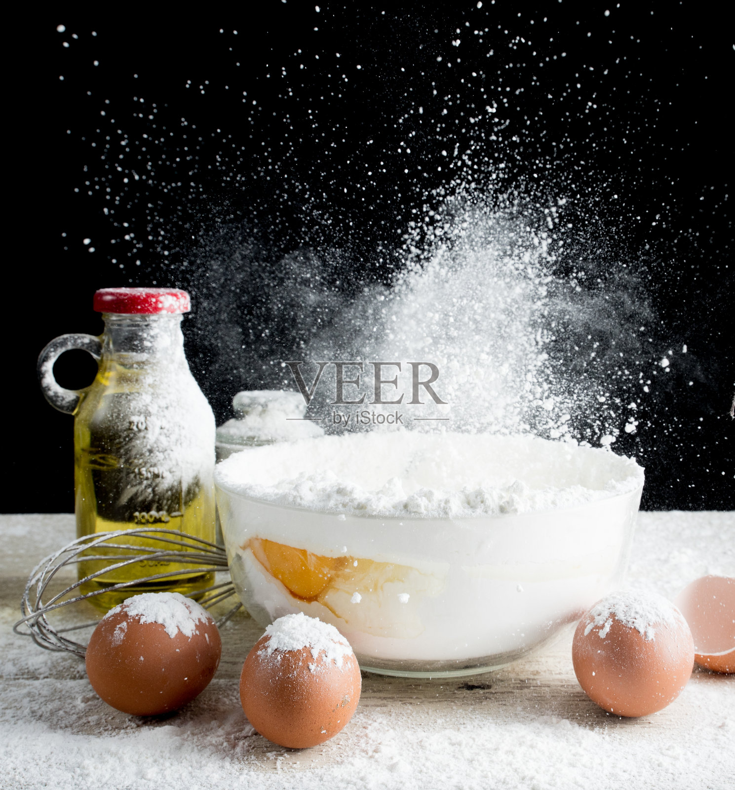 烘焙原料(鸡蛋,面粉,橄榄油)放在桌上的木头上,飞粉照片摄影图片