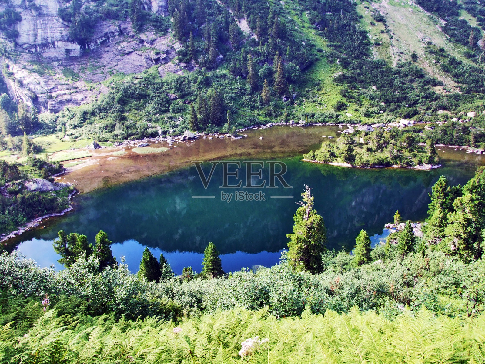 格拉鲁斯阿尔卑斯山脉的乌特勒穆格西湖照片摄影图片