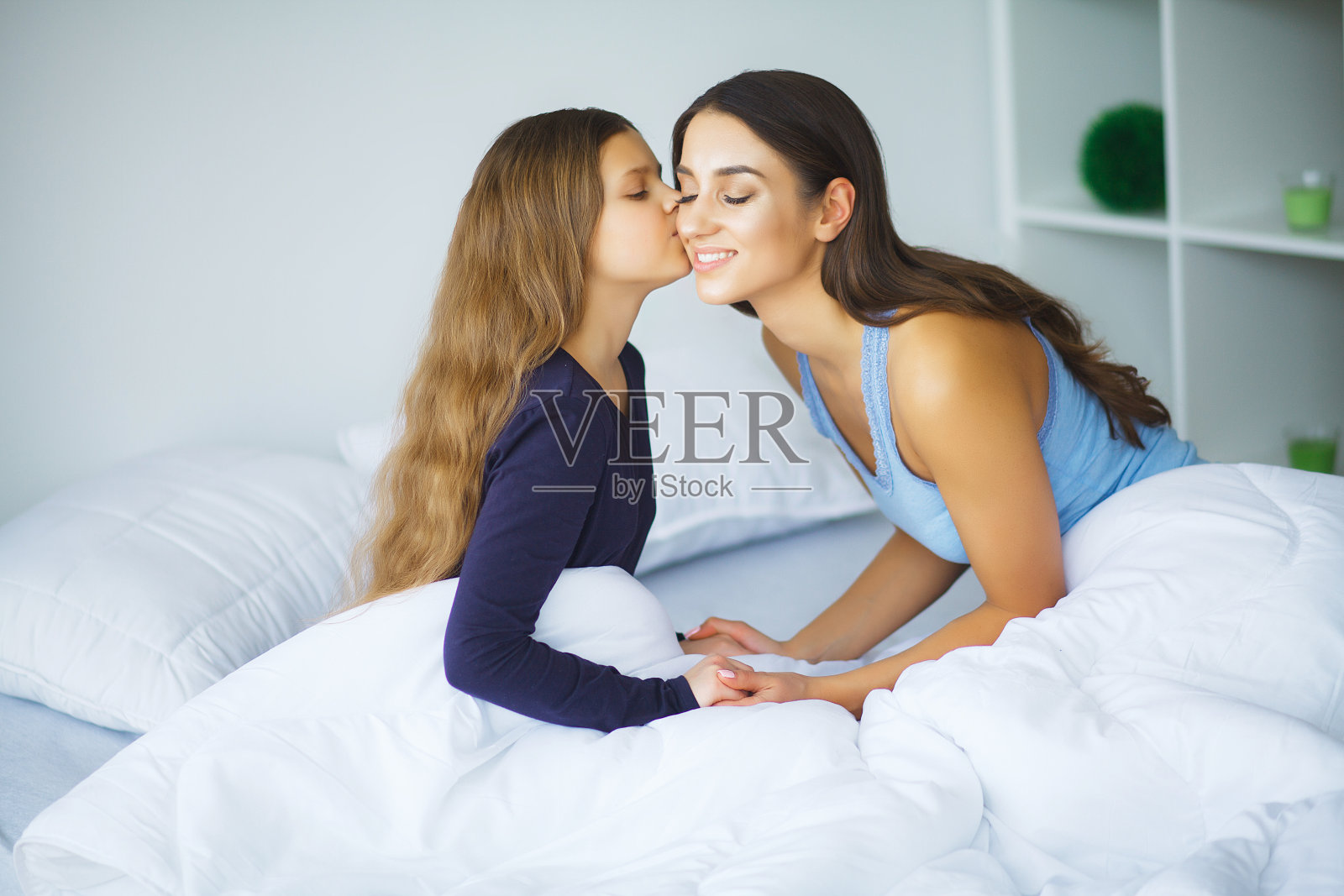 妈妈。家庭、孩子和幸福理念——拥抱母亲照片摄影图片