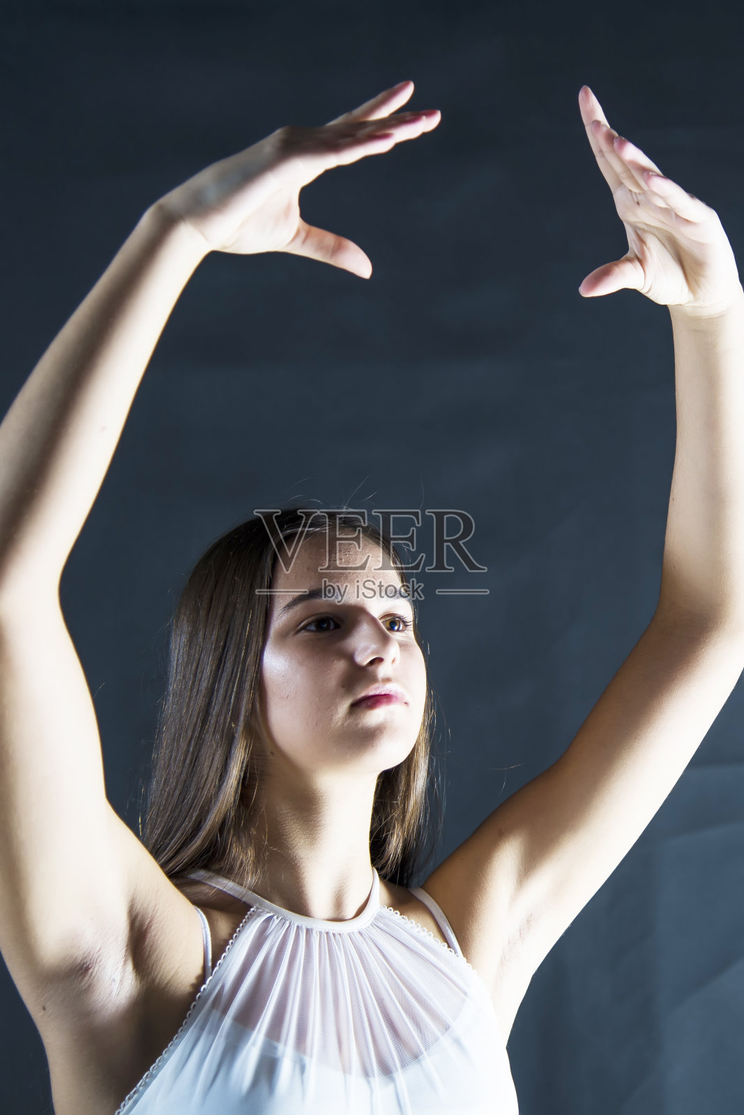 芭蕾舞演员在工作室里跳舞。照片摄影图片