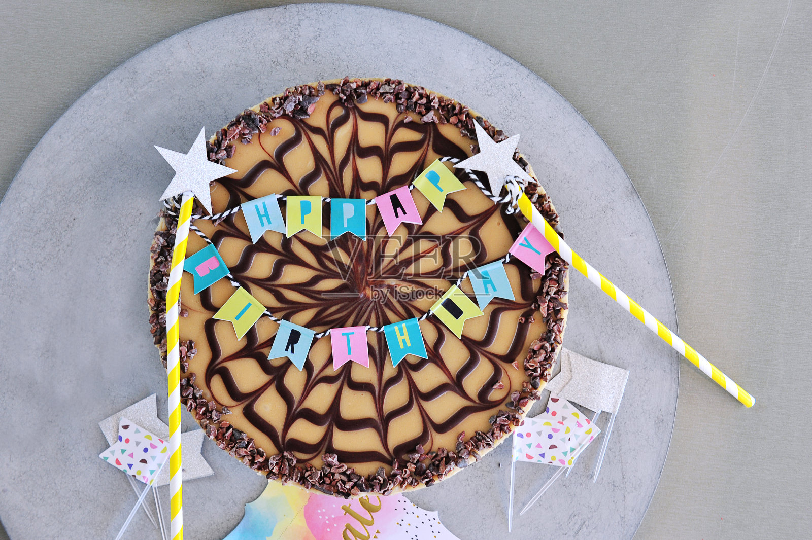 生素食盐焦糖生日蛋糕照片摄影图片