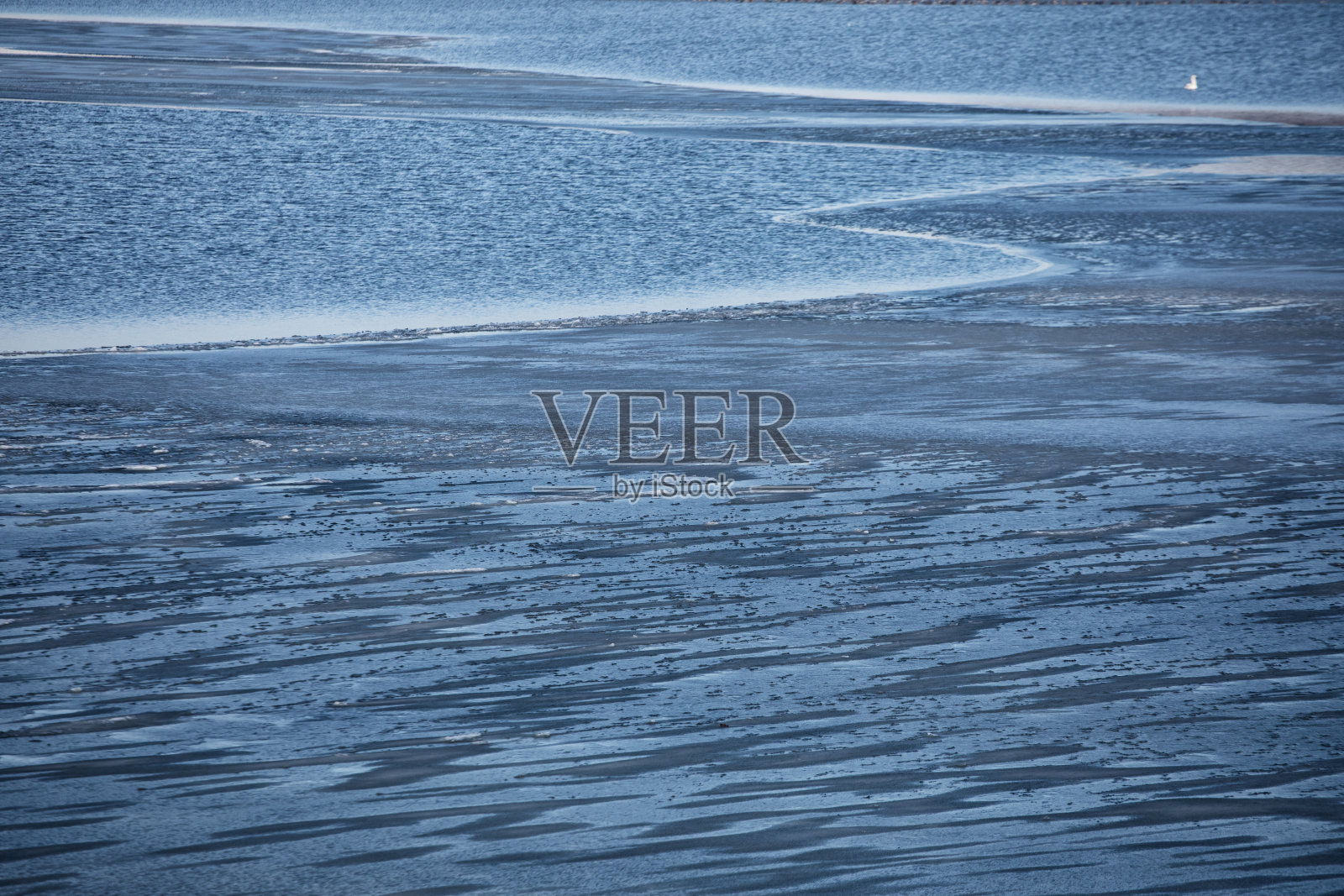 寒冷的冬天结冰的湖照片摄影图片