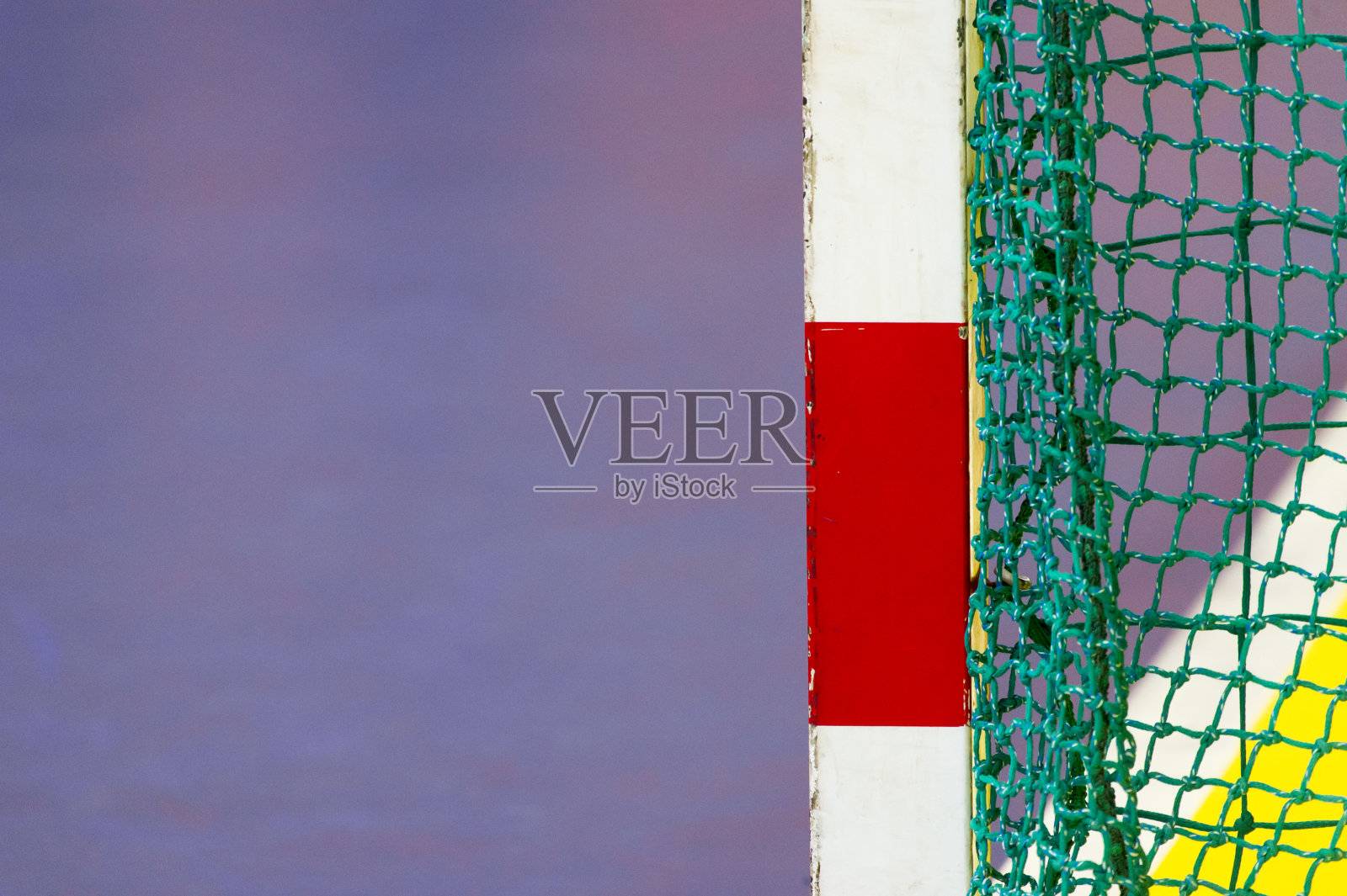 体育馆五人制或手球用门。门框和网的详细说明户外足球场或手球场照片摄影图片