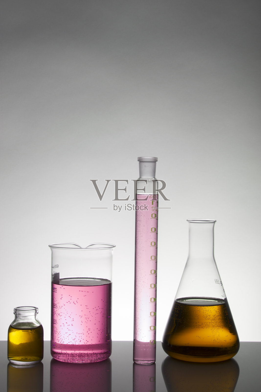 实验瓶中的液体。科学的生化实验室。五颜六色的液体。在白色的背景上,一组瓶子被孤立。试管。照片摄影图片