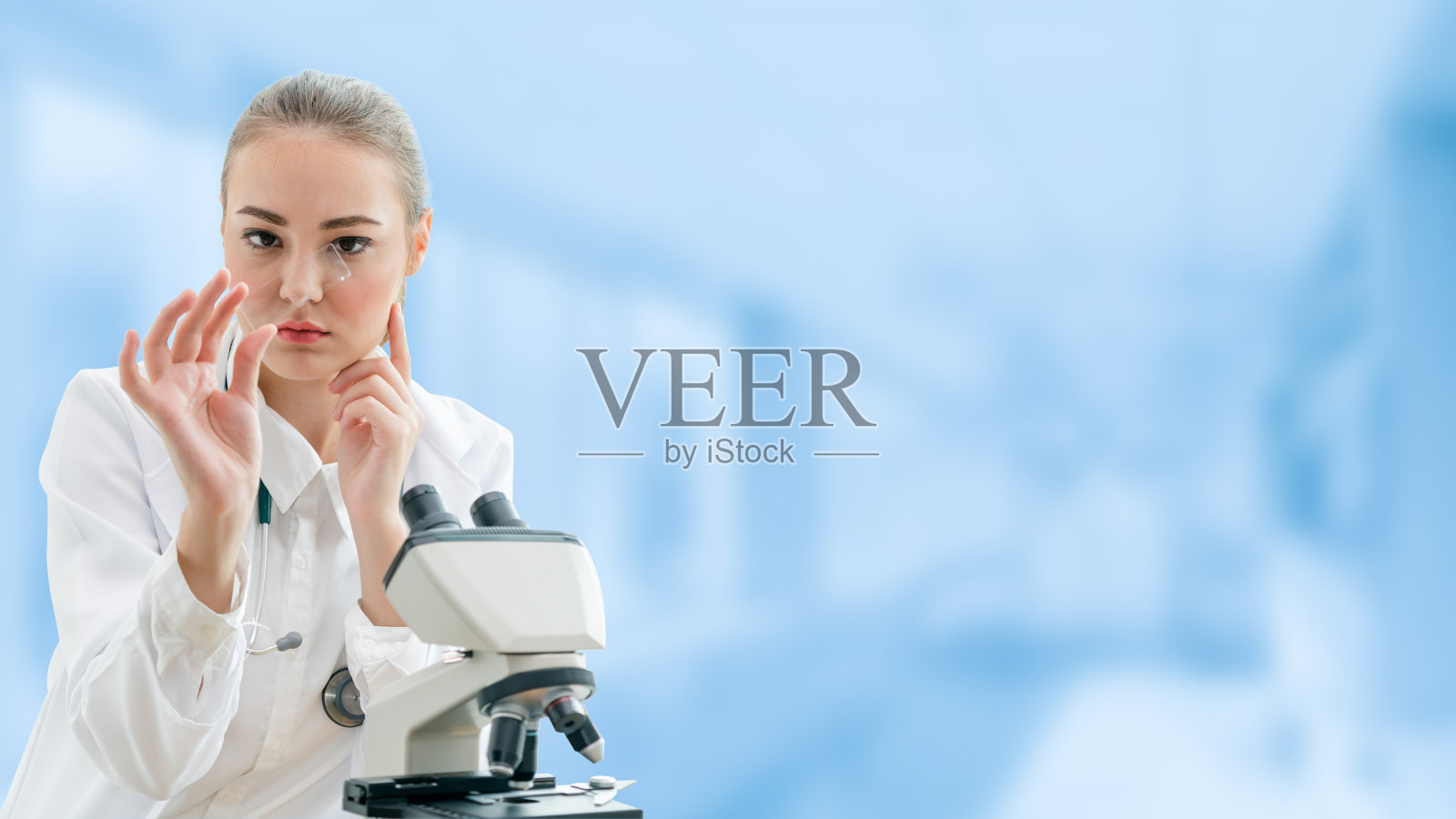 科学家研究人员在实验室使用显微镜。照片摄影图片